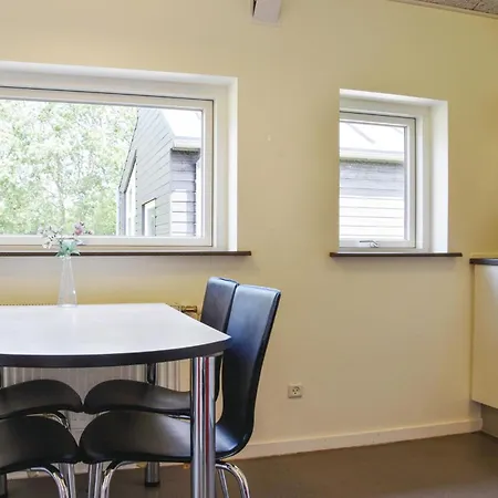 Pet Friendly In With Kitchen *